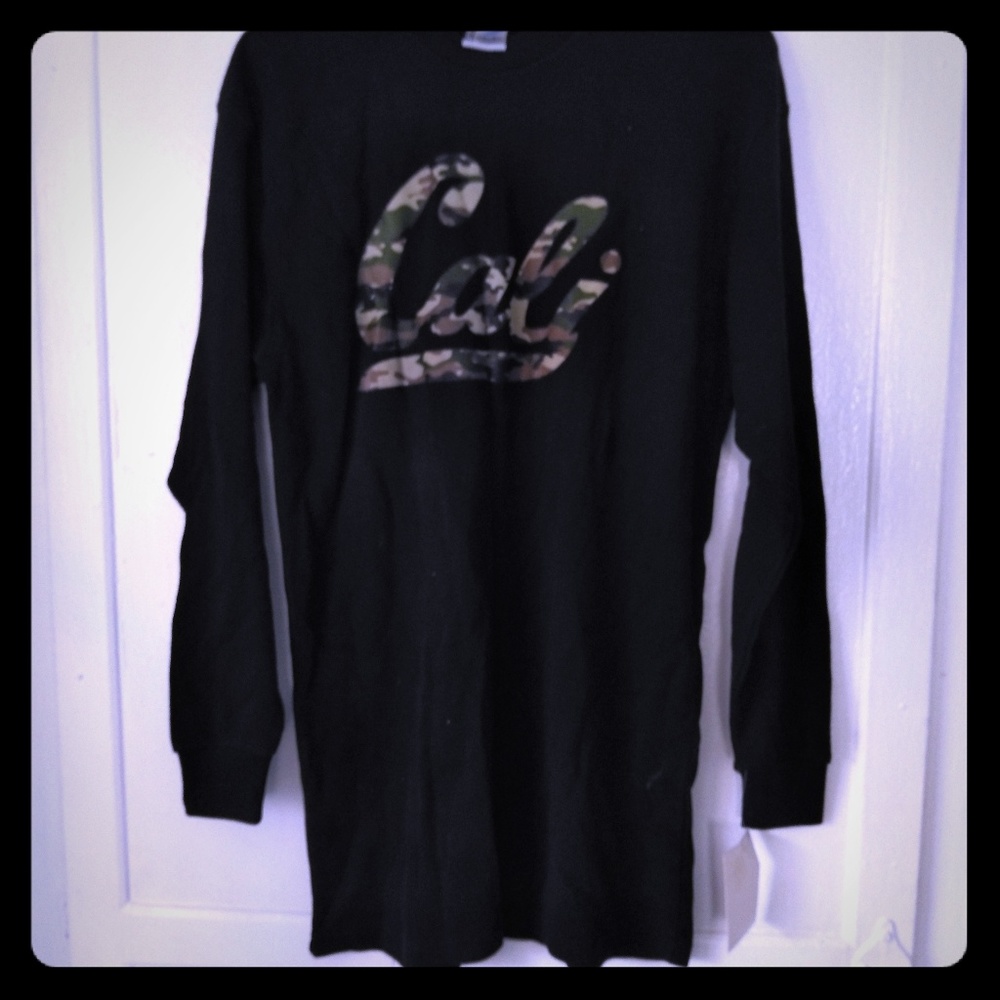 Long sleeve sweat shirt.